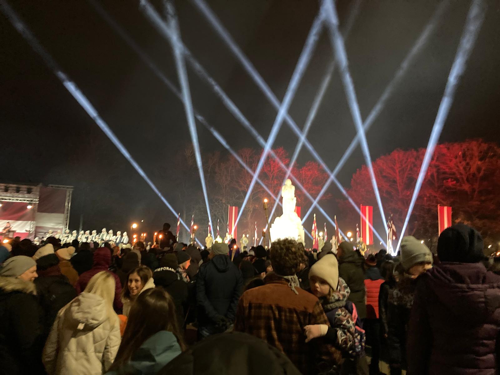 Jelgavas Centra pamatskola 11.novembra lāpu gājienā un eposa "Lāčplēsis" lasījumā