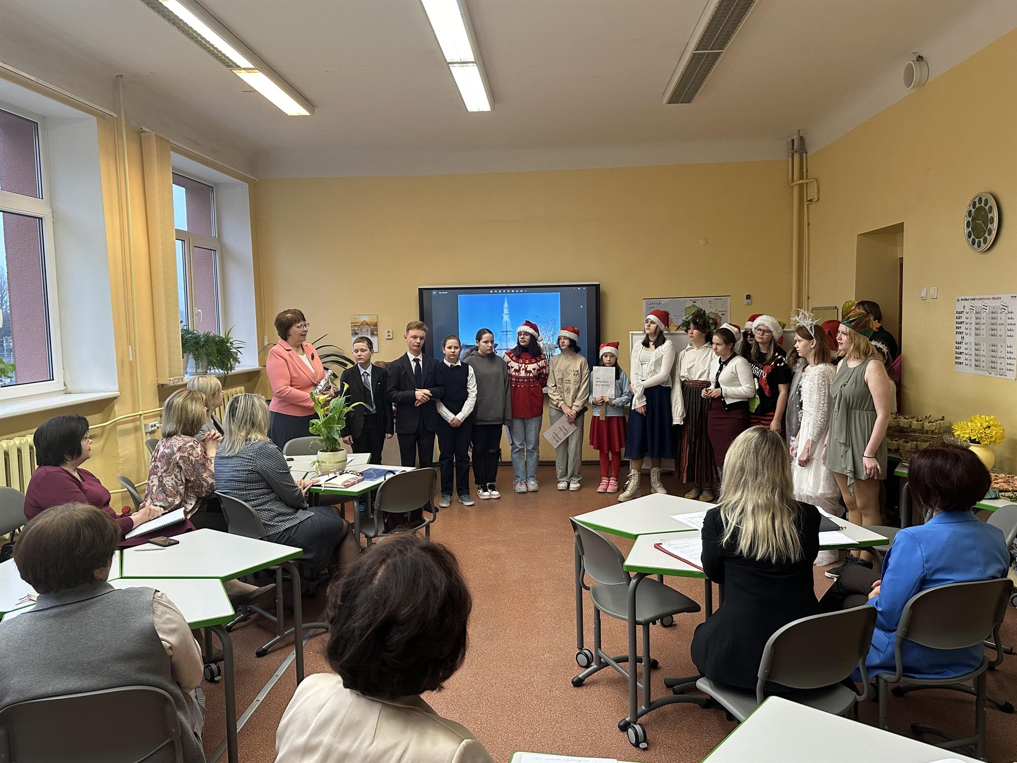 Skolu direktori tiekas pieredzes seminārā Jelgavas Centra pamatskolā