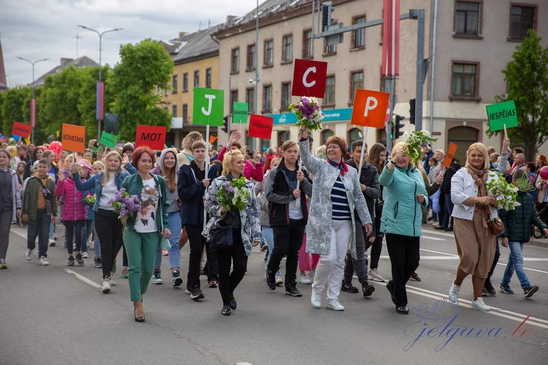 Jelgavas Centra pamatskolas saime Jelgavas pilsētas svētku gājienā