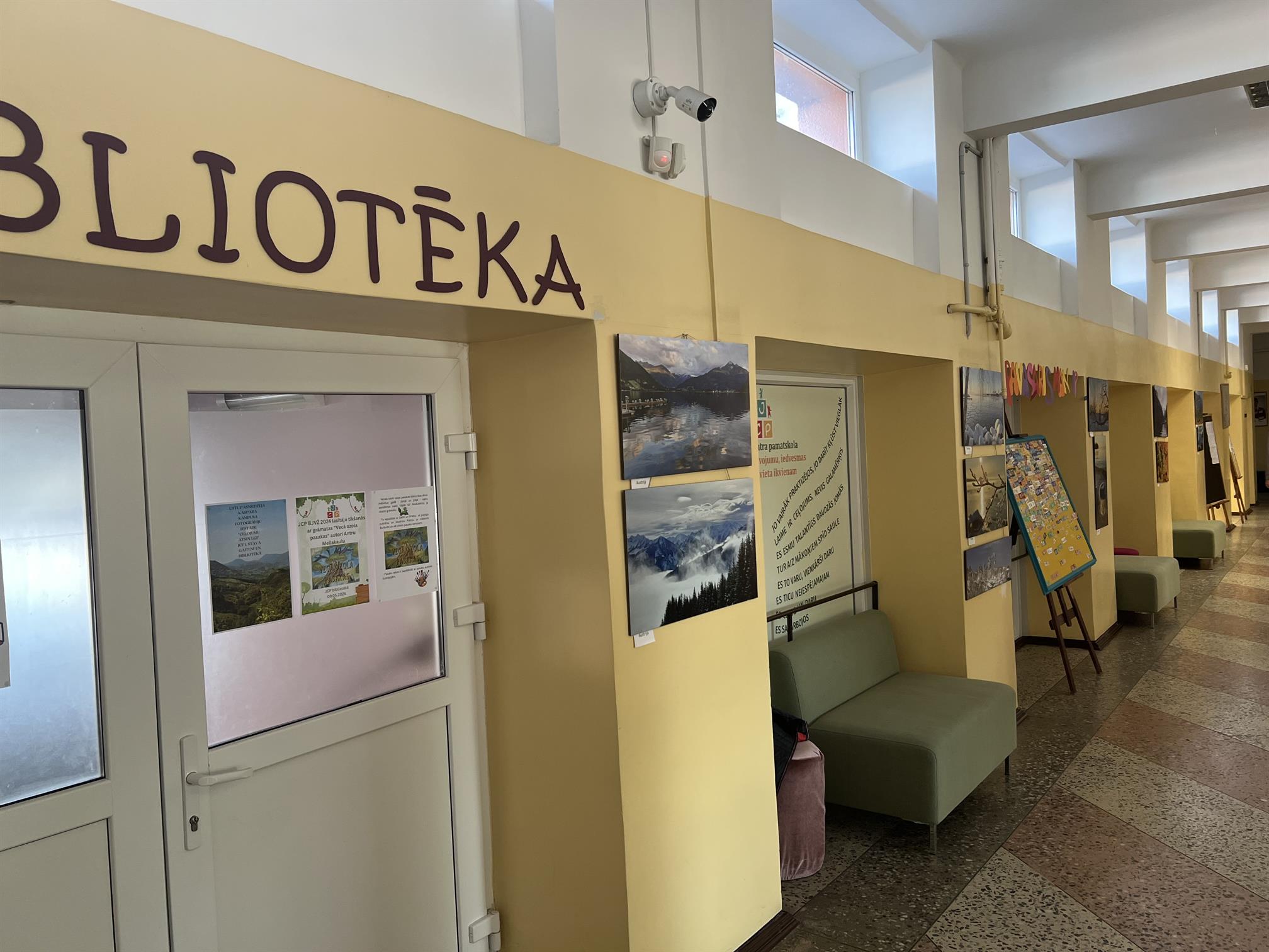 Kaspara Kampusa fotogrāfiju izstāde skolā.