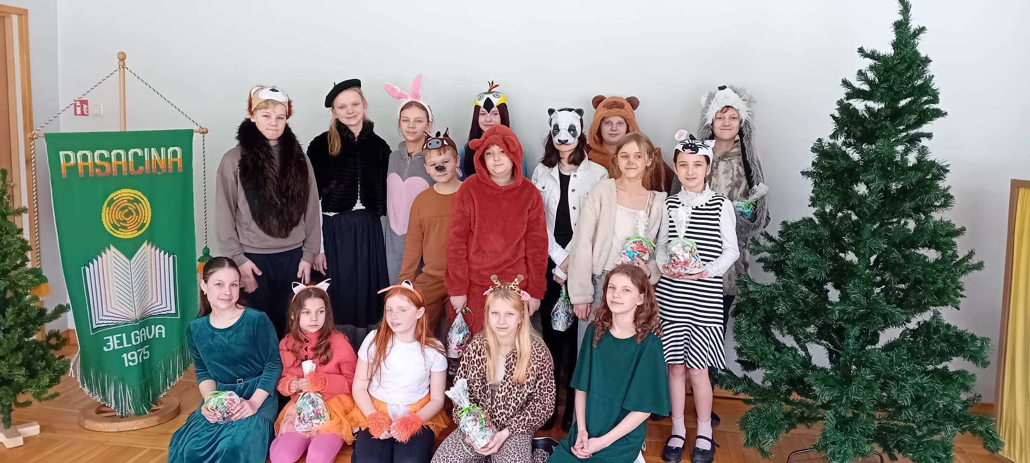 Teātra izrāde "Dāvana visvājākajam" "Pasaciņā"