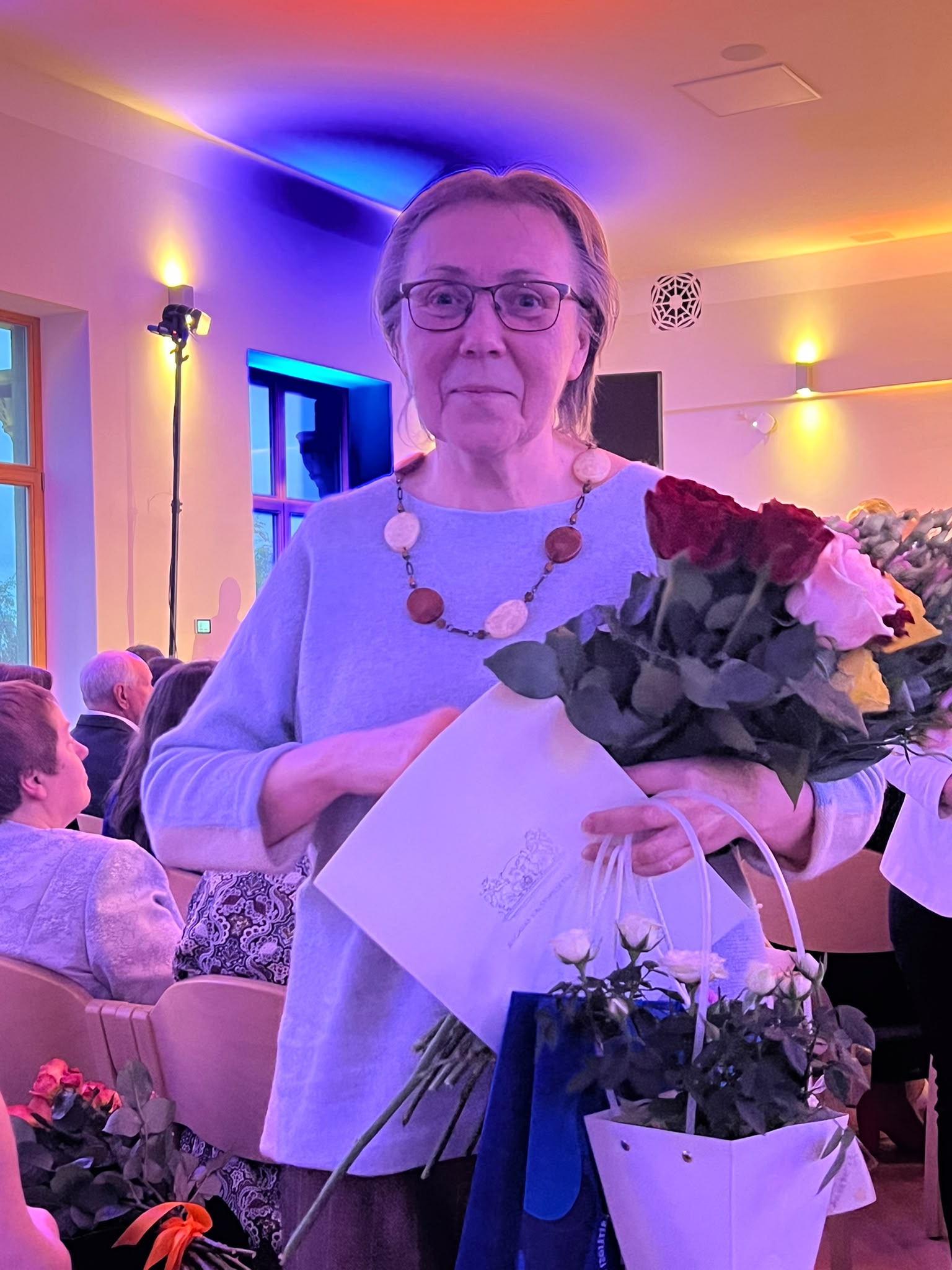 Lepojamies ar mūsu skolotāju Antru Salnu!