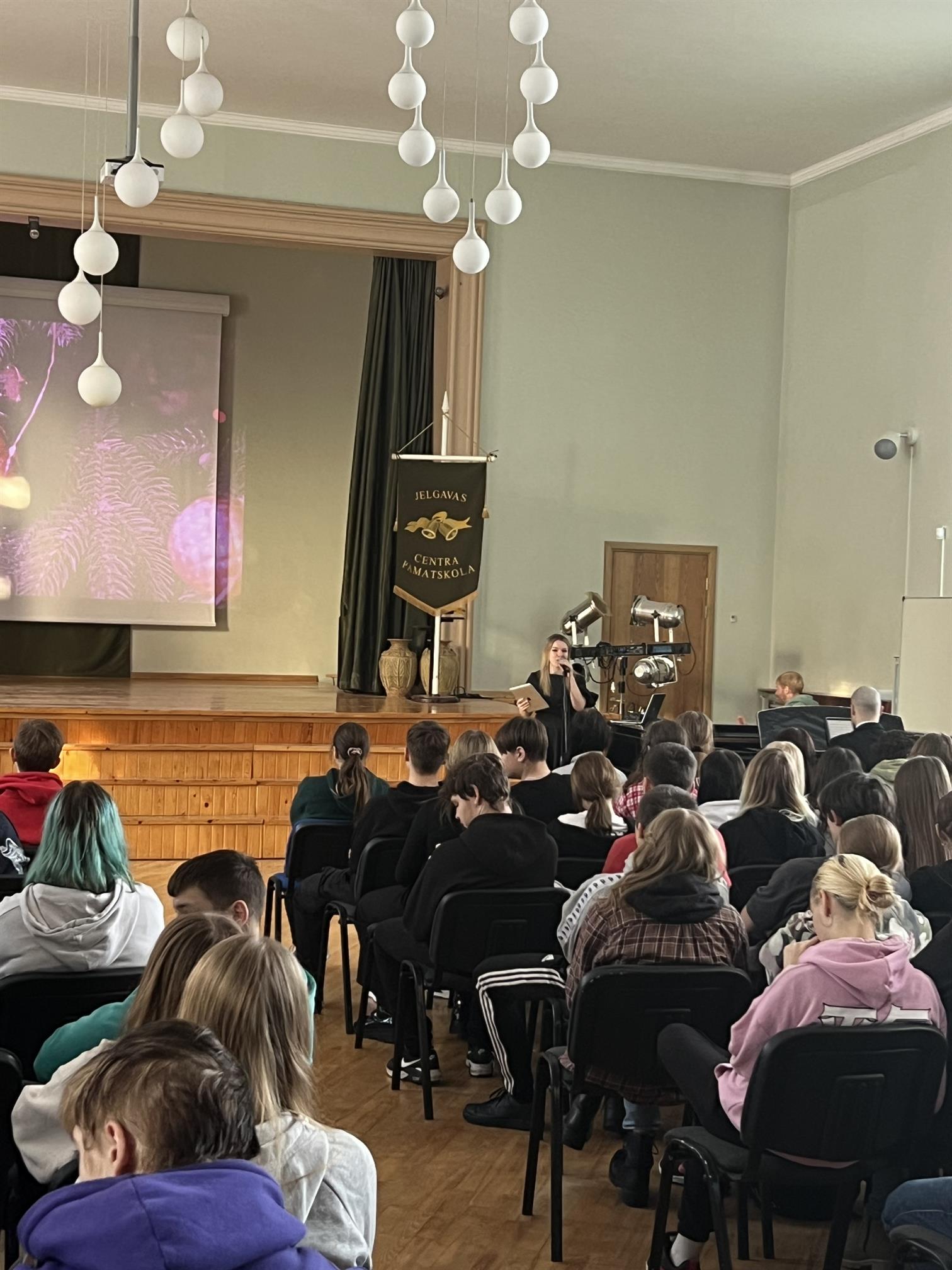 Ziemassvētku ekspresis piestāj skolā